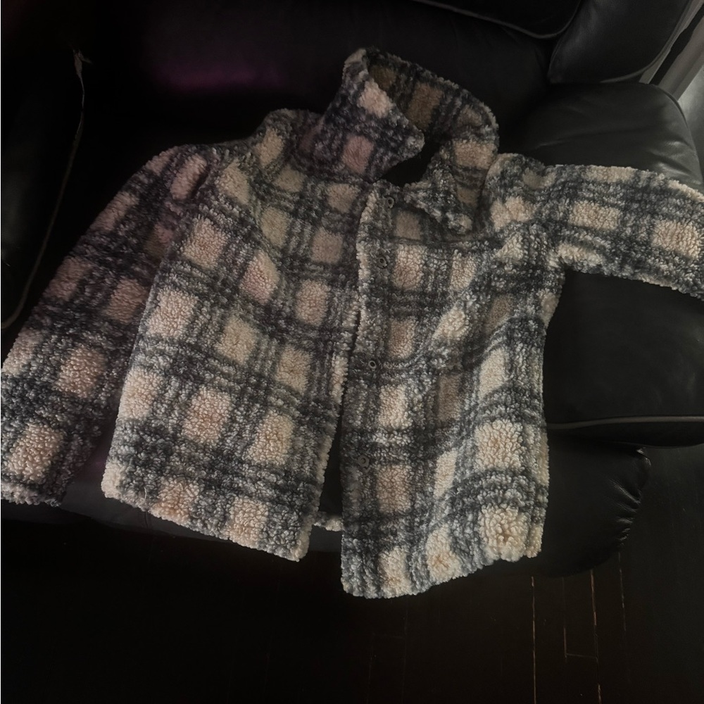 Cyn & Luca Cozy Plaid Sherpa Jacket in Cream and Gray